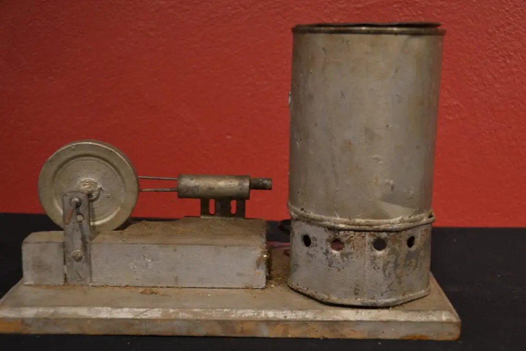 Dampmaskinen laget Roald Skibsrud sammen med sin far da han var 6-7 år gammel av blant annet en tom hermetikkbok.