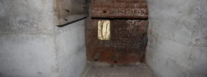 Skyteskår som dekker bunkerens inngangsparti