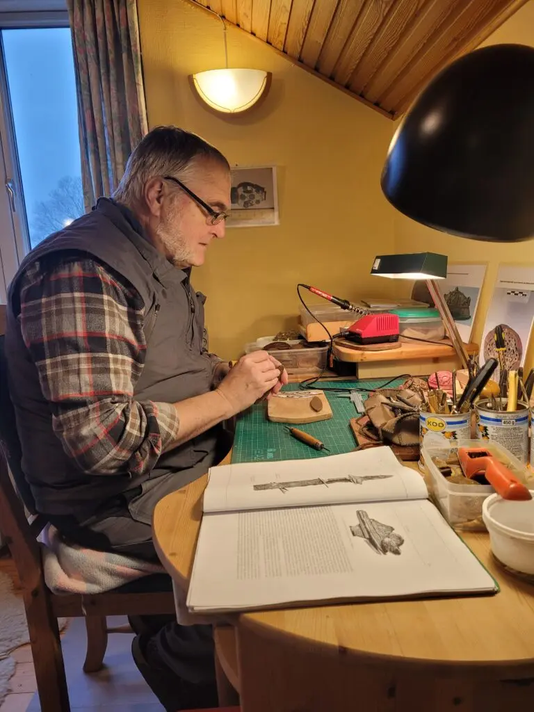 Ken Ravn Hedegaard arbeider med voksmodeller som brukes for bronsestøping.