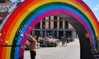 Regnbuen på torvet i Kristiansand sammen med kunstner Irene Bakkevold