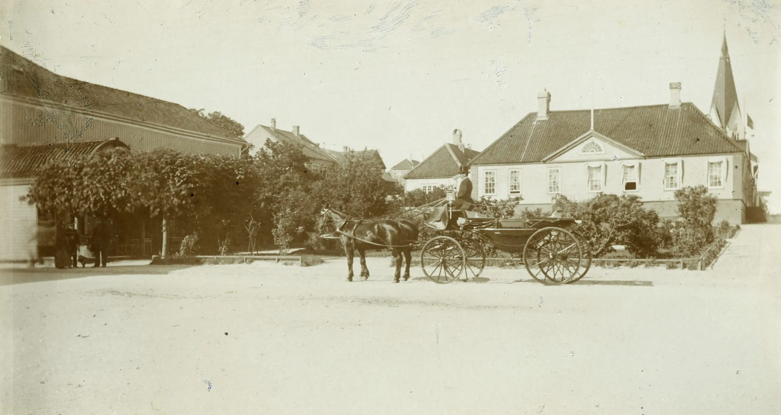 Heste og vogn foran hage med børspaviljongen til venstre. I bakgrunnen er Matthiessens hus, senere Børsen.