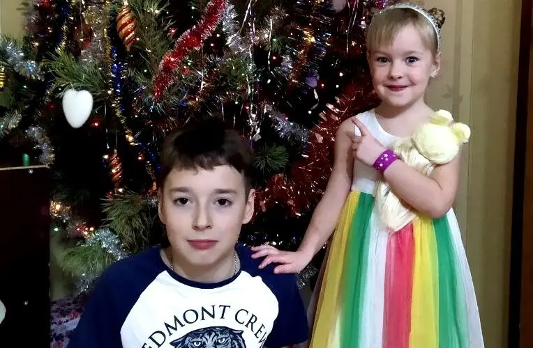 Valery og Veronica fra Kyiv i Ukraina foran juletreet