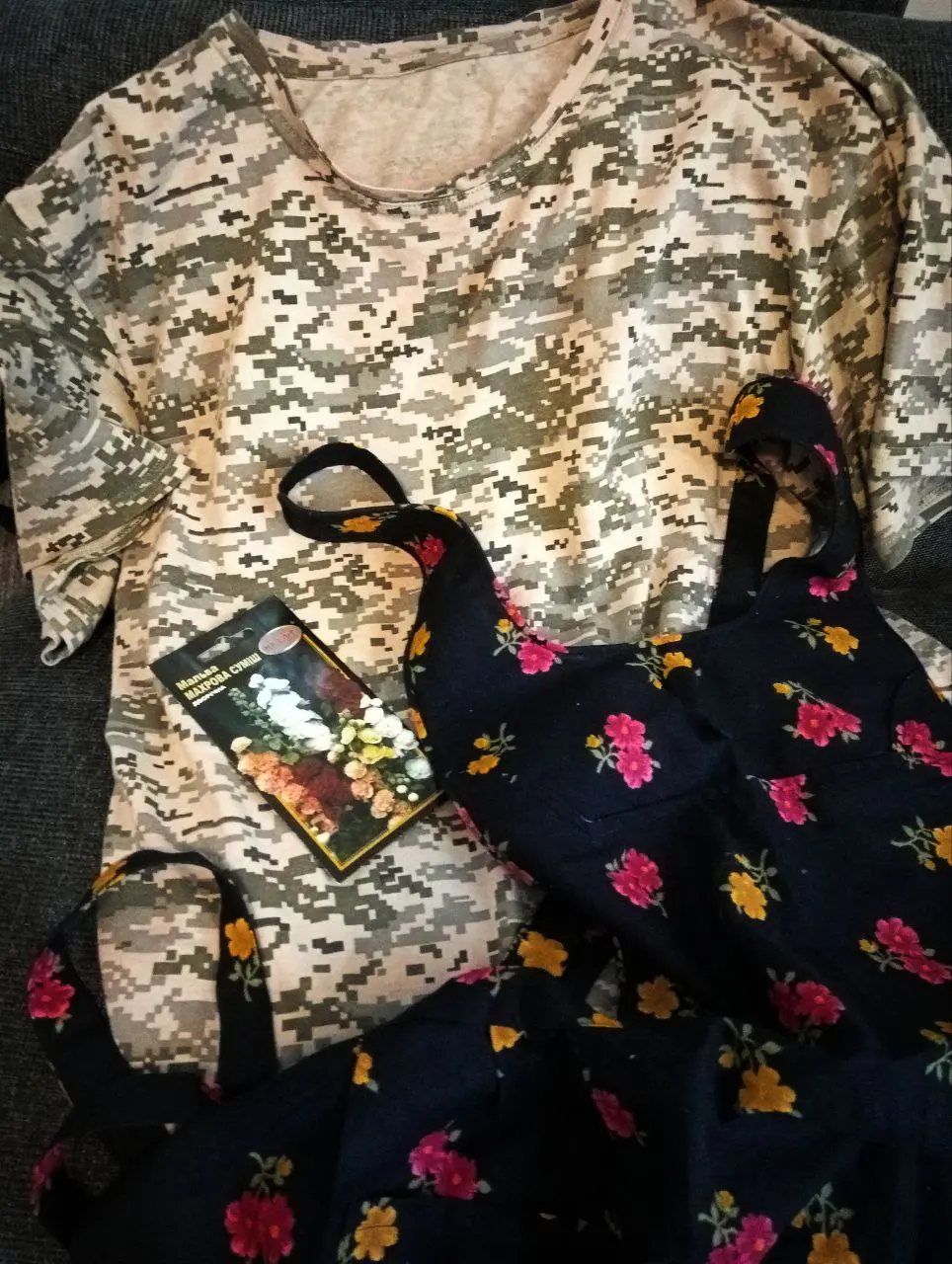 t-skjorte og blomstrete forkle som eies av informanten Viktoriia
