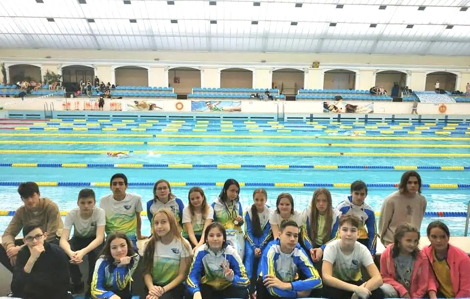 Unge ukrainske svømmere ved svømmebasseng under svømmestevne