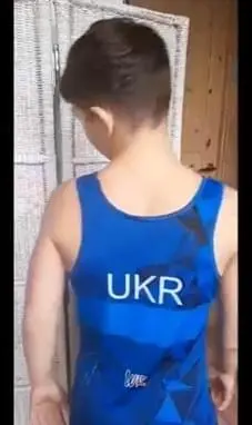 Gutt i bryterdrakt med Ukraina på ryggen