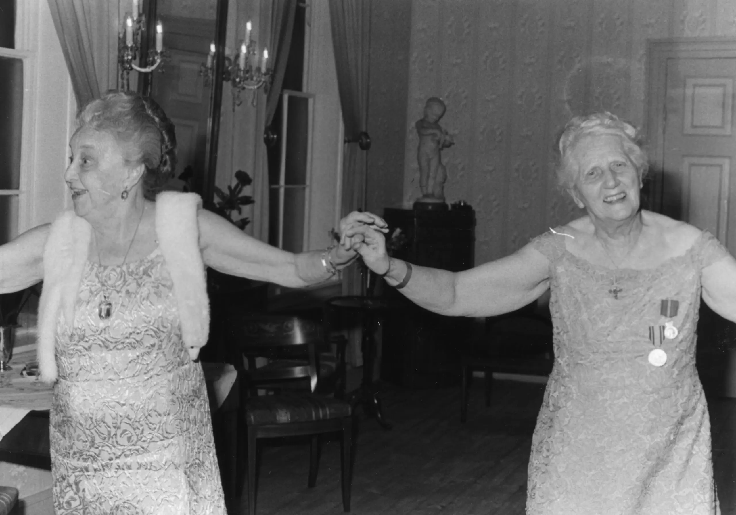 Titti A. Omdal og Maja Bjørneboe i flotte ballkjoler under et ball på Gimle. Foto Vest-Agder-museet.