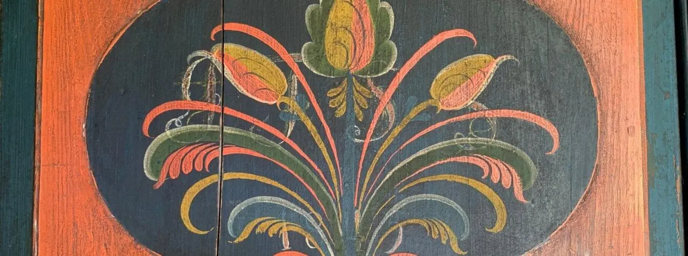 Rosemalt detalj fra dør - Sveindal museum - prosjektmidler