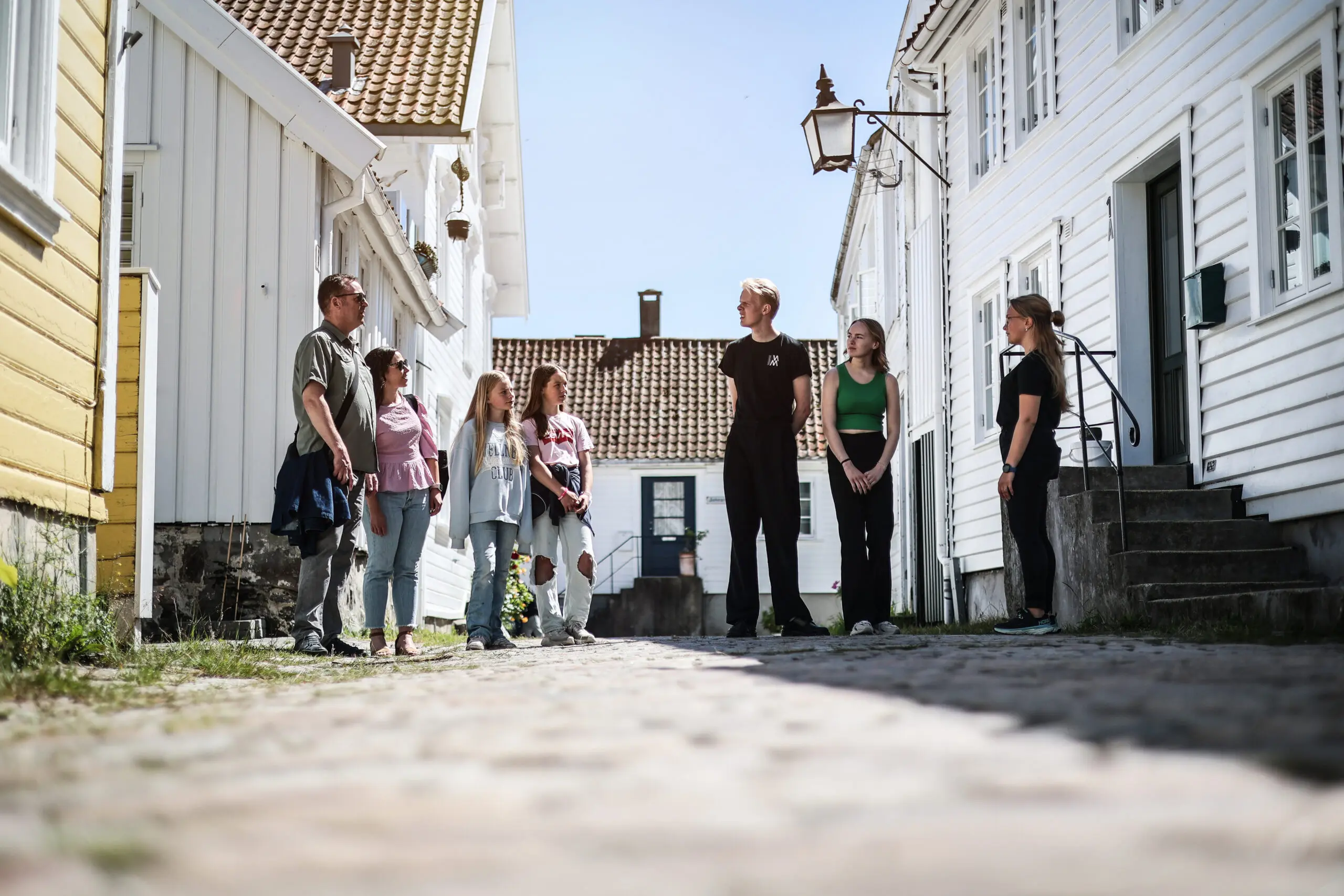 Bildet viser ei gruppe som er på kunstvandring med forteller fra Mandal museum.