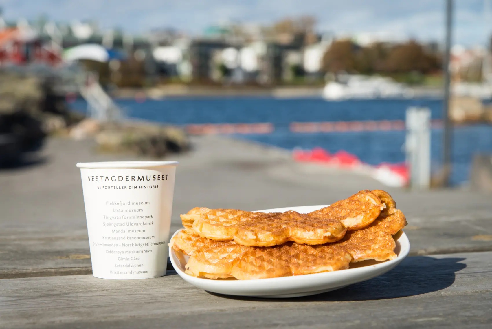 Vaffel og kaffe på brygga. 