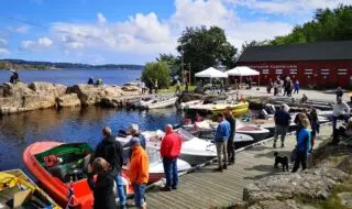 Sol og god stemning under Plastikk 2024 i museumshavna på Odderøya, Kristiansand.