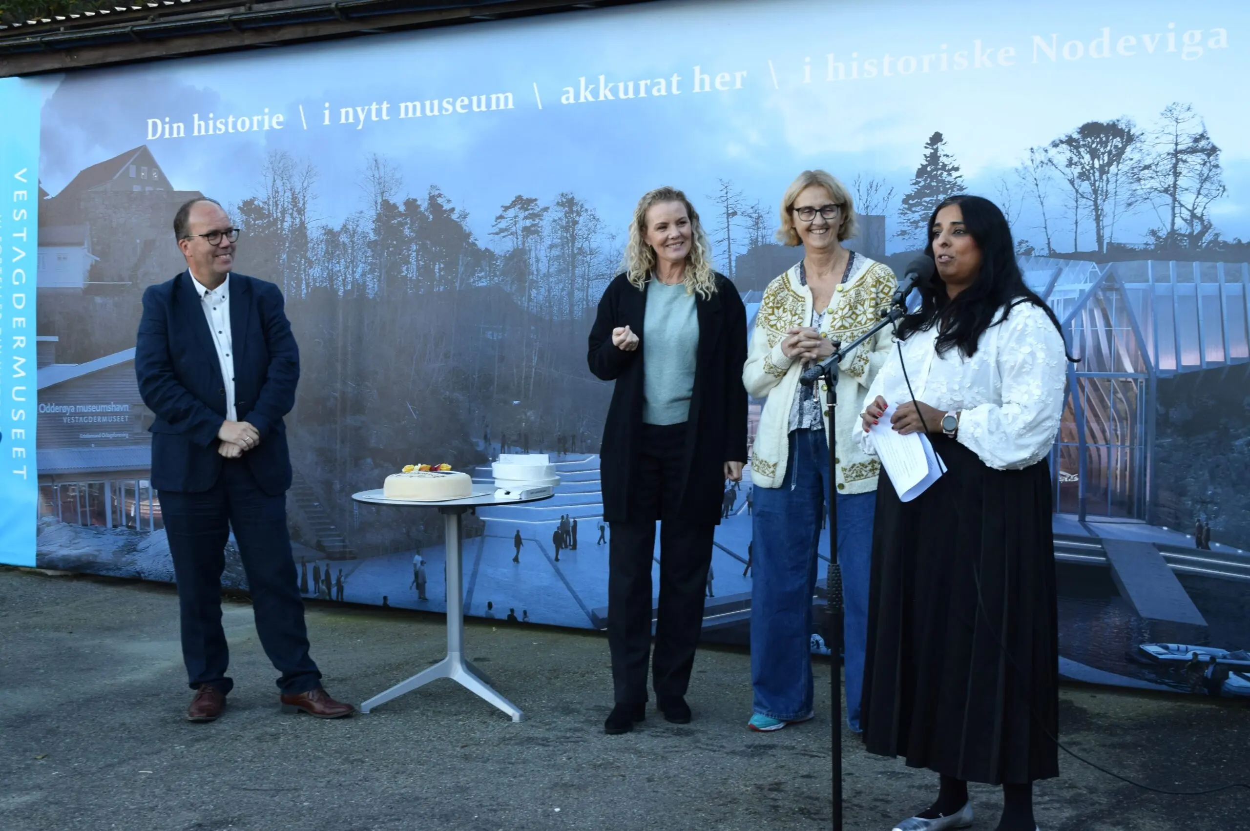 Bilde av John Olsen, Gro-Anita Mykjåland, Kari Henriksen og kultur- og likestillingsminister Lubna Jaffery.