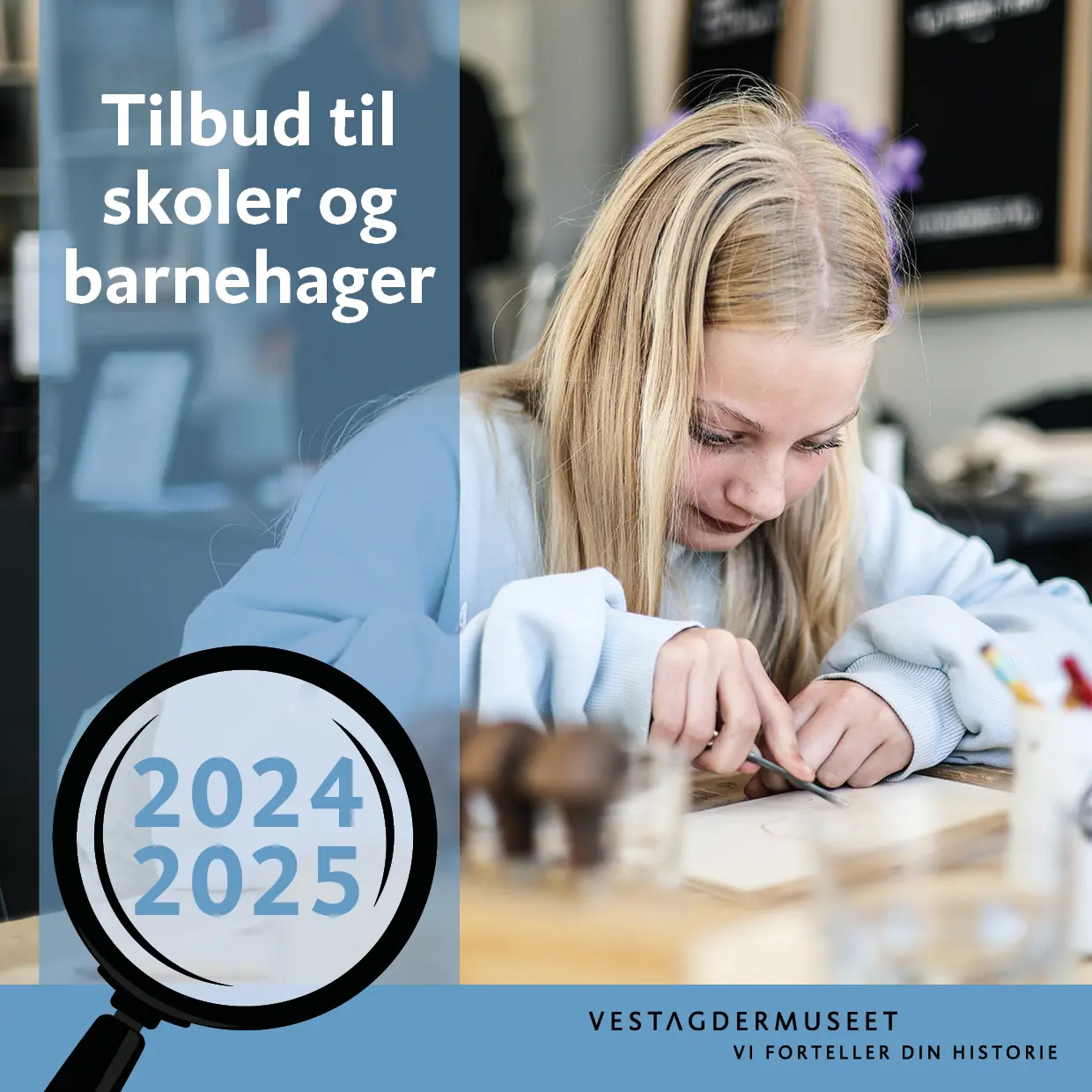 Forsidebilde til nedlastbart hefte med oversikt over Vest-Agder-museets tilbud til skoler og barnehager 2024-2025. Bilde av en lyshåret jente som arbeider konsentrert med å lage et tresnitt,