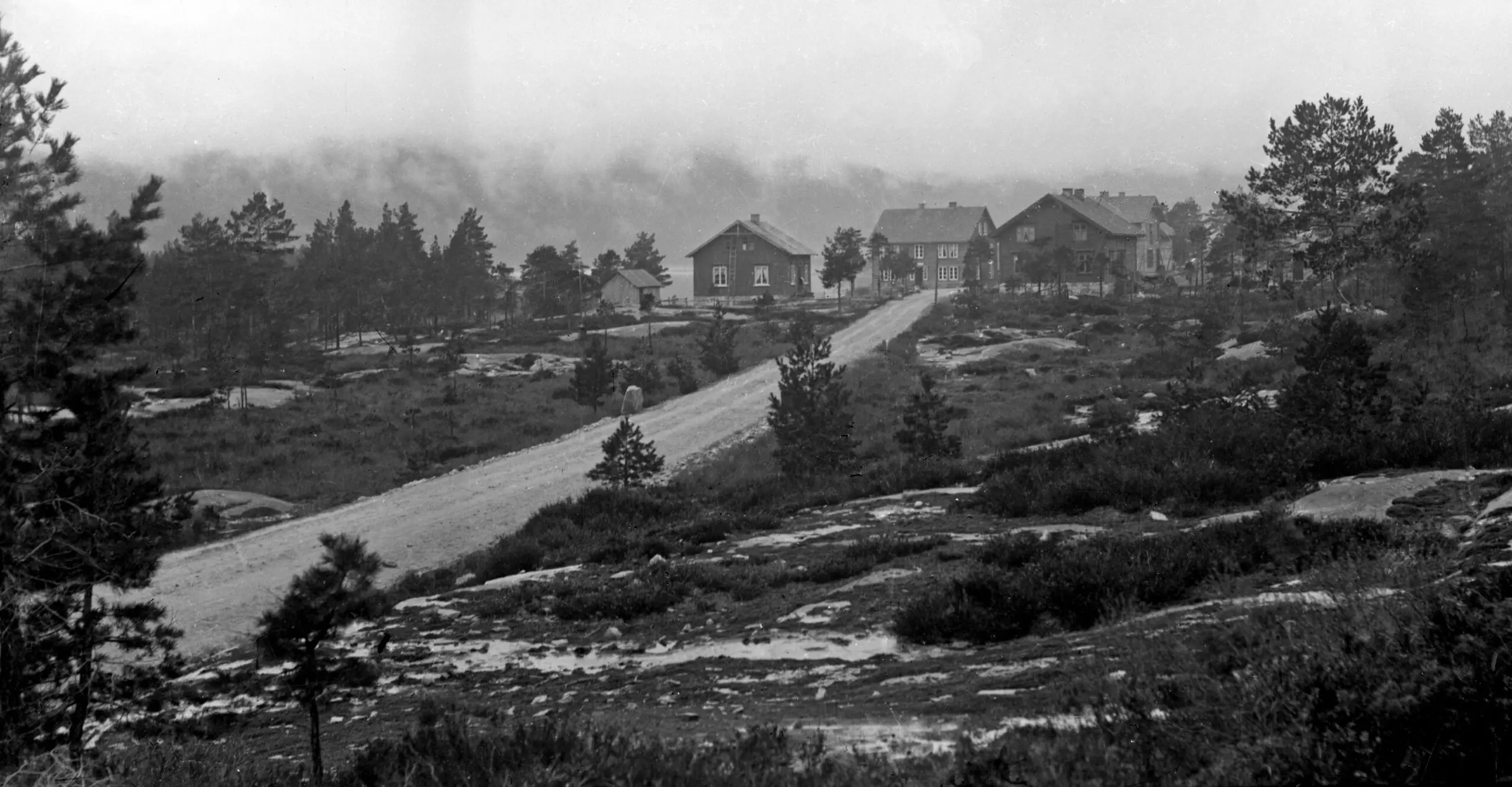 Byglandsfjord ca. 1897. Der korresponderte Setesdalsbanen med dampbåtane, og dei fyrste husa kom opp. Mellom anna Breidablikk hotell lengst bak i biletet. Rv. 9 har nesten same trasé i dag som postvegen. Huset lengs til venstre står ennå. Foto: Gunnar Løvland/Rolf Sigurd Løvland si fotosamling.