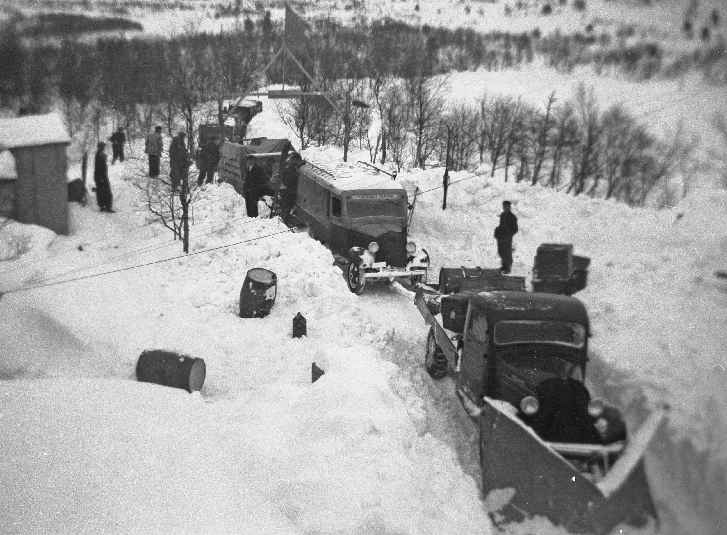 Veg til Hovden i 1935. Denne kolonna transporterte utstyr til det nybygde Hovden Høifjellshotell vinteren 1937. Foto Lars Liestøl.